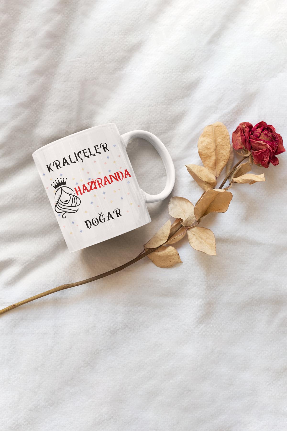 Kırmızı Kraliçeler Ocakta Doğar Baskılı Doğum Günü Özel Gün Arkadaş, Sevgiliye Hediyelik Beyaz Kupa Bardak