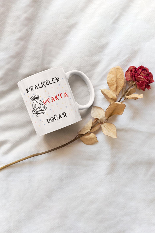 Kırmızı Kraliçeler Ocakta Doğar Baskılı Doğum Günü Özel Gün Arkadaş, Sevgiliye Hediyelik Beyaz Kupa Bardak