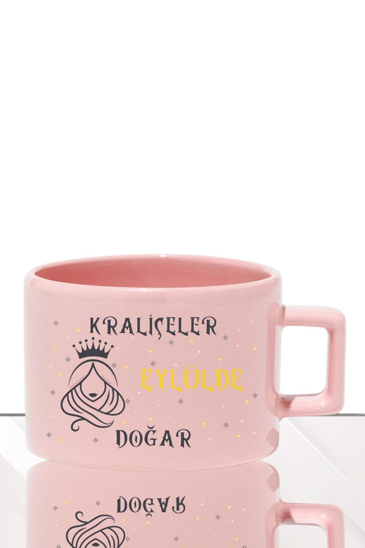 Kraliçeler Ocakta Doğar Baskılı Hediyelik Dikdörtgen Kulplu Pastel Pembe Fincan / Kupa Bardak