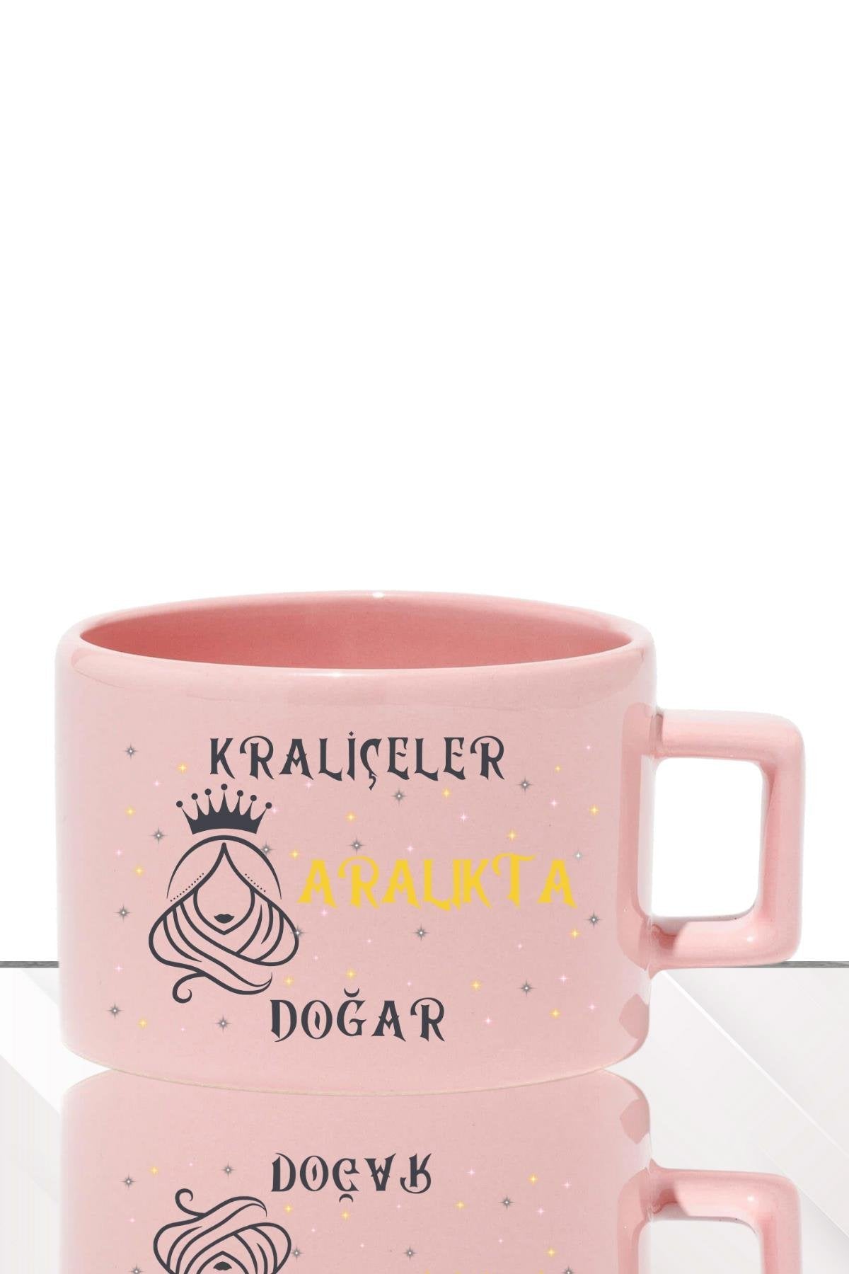 Kraliçeler Ocakta Doğar Baskılı Hediyelik Dikdörtgen Kulplu Pastel Pembe Fincan / Kupa Bardak