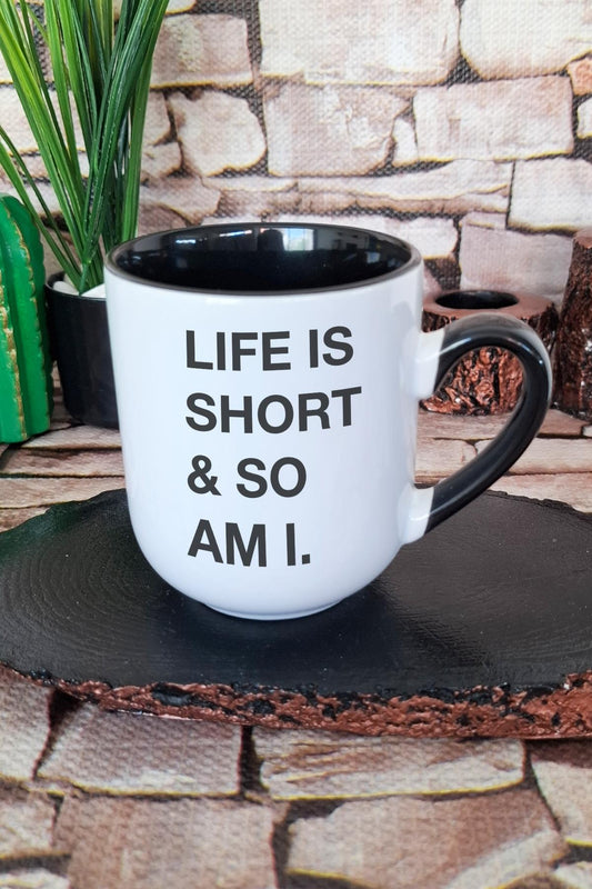 Life Is Short So Am I Kısa Arkadaş Eğlenceli Şaka Hediye Baskılı Siyah Renkli Premium Kupa Bardak