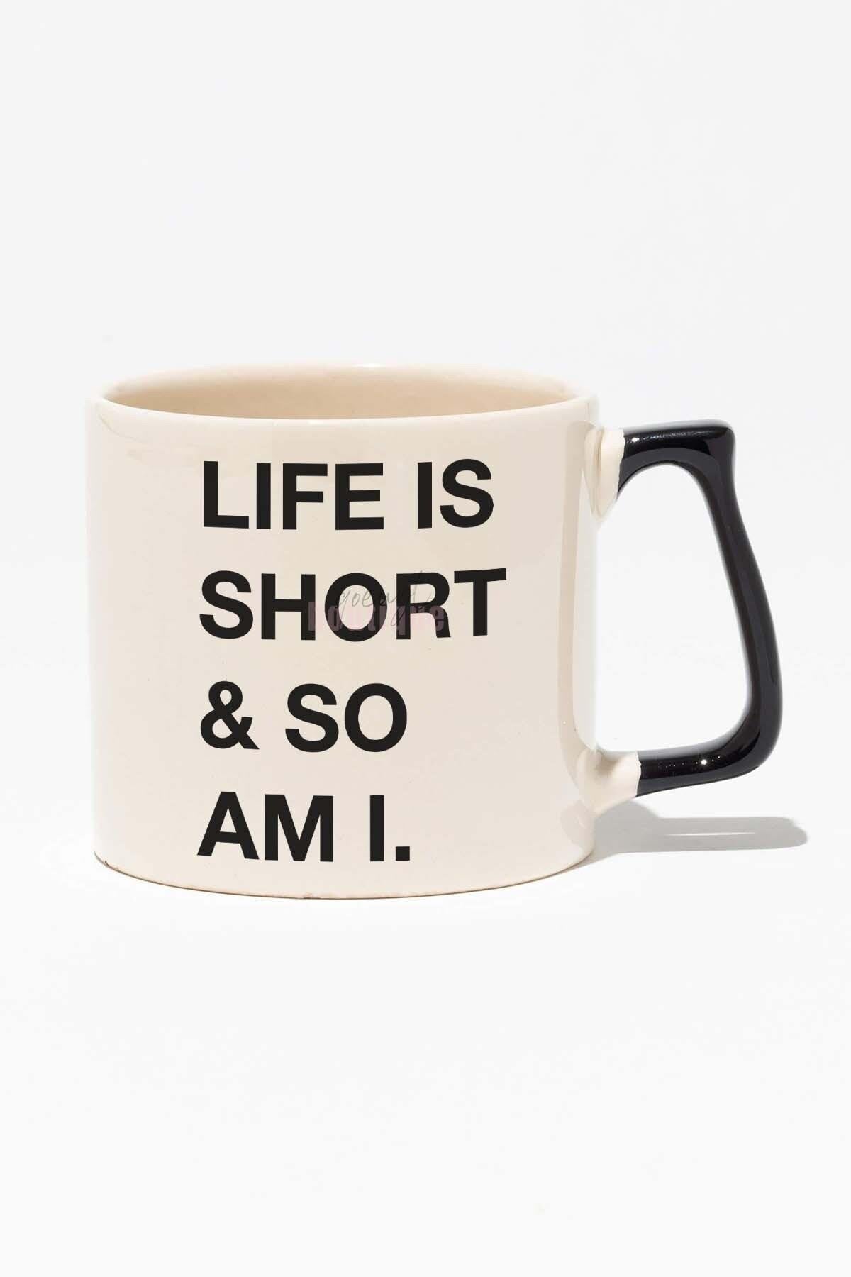 Life Is Short So Am I Kısa Arkadaş Eğlenceli Şaka Hediye Baskılı Siyah Kulplu Modern Seramik Kupa