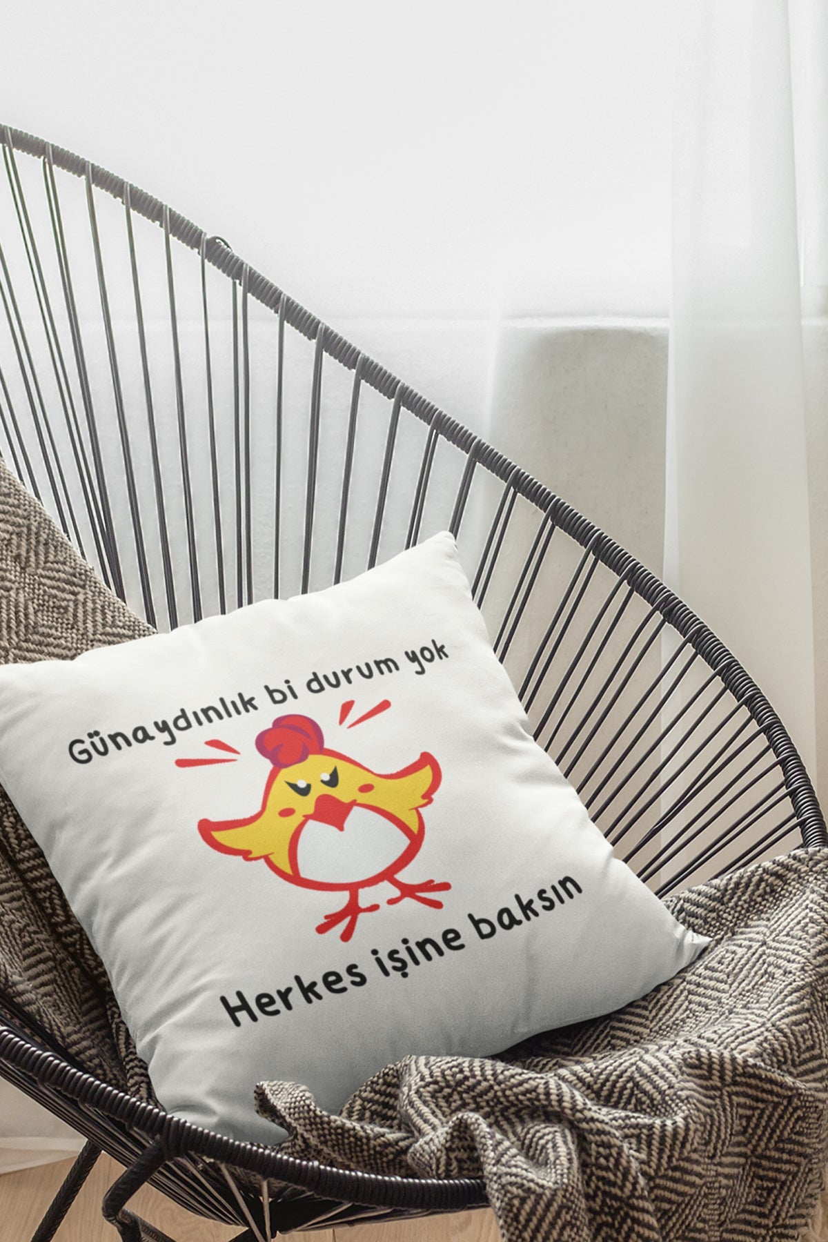 gunaydin-yok-herkes-isine-baksin-baskili-eglenceli-hediyelik-elyaf-dolgulu-saten-dekoratif-yastik