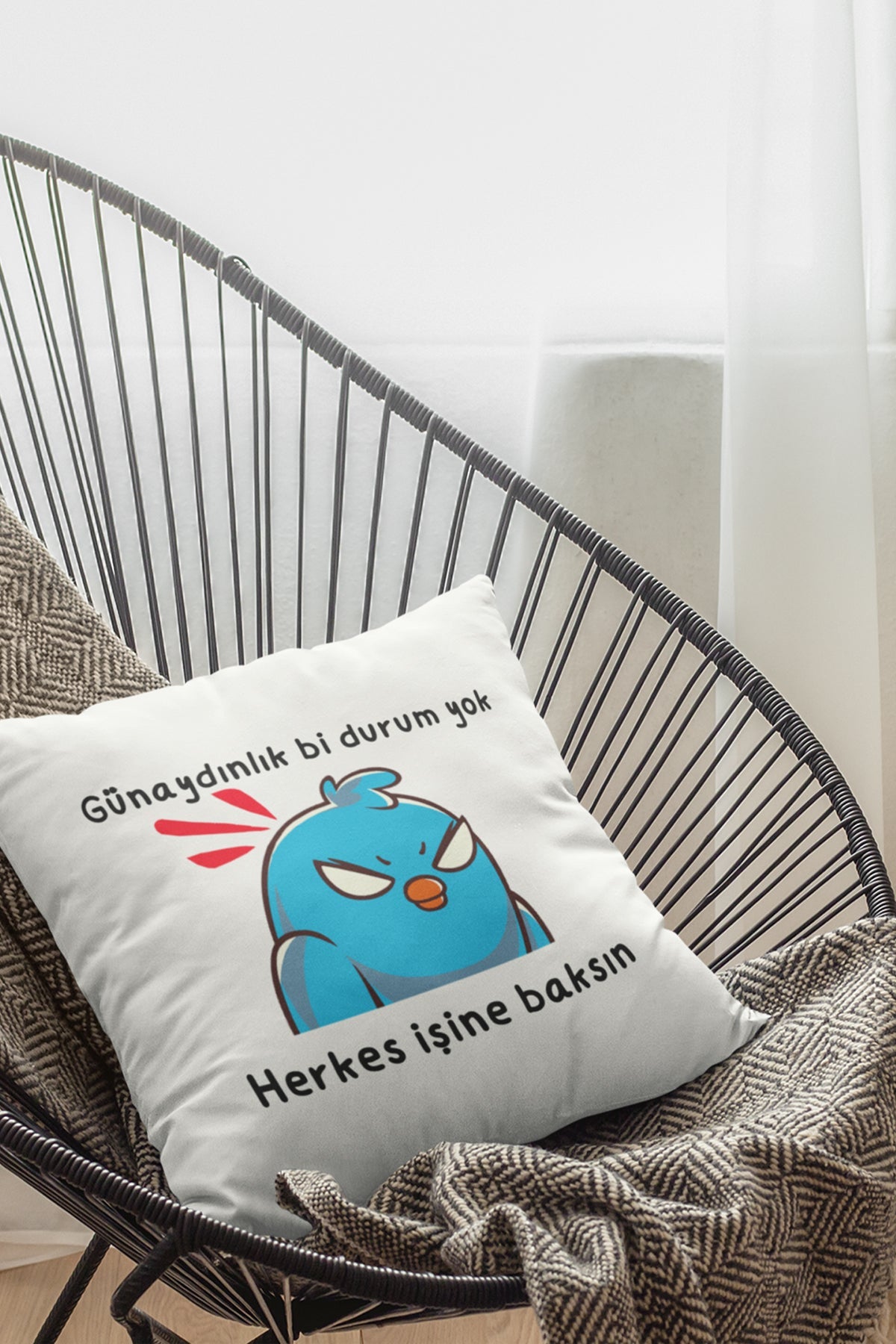gunaydin-yok-herkes-isine-baksin-baskili-eglenceli-hediyelik-elyaf-dolgulu-saten-dekoratif-yastik