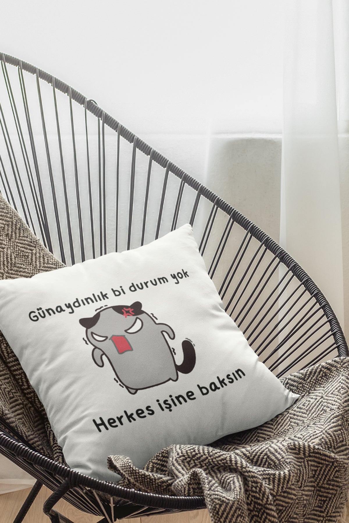 gunaydin-yok-herkes-isine-baksin-baskili-eglenceli-hediyelik-elyaf-dolgulu-saten-dekoratif-yastik