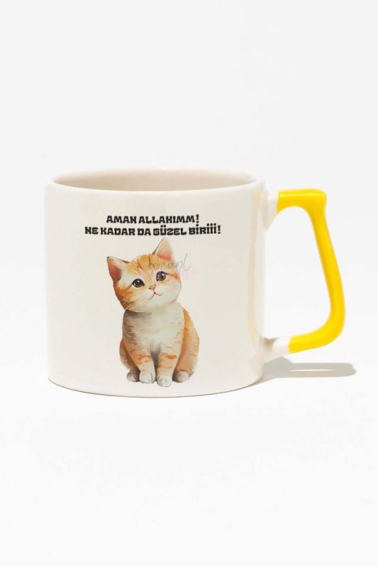 Ne Kadar da Güzel Biri-Masum Kedi Beyaz Baskılı Sarı Kulplu Modern Seramik Kupa