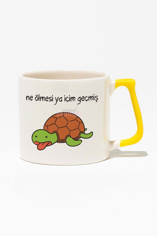 Ne Ölmesi Ya İçim Geçmiş Kaplumbağa Komik Hediyelik Baskılı Sarı Kulplu Modern Seramik Kupa