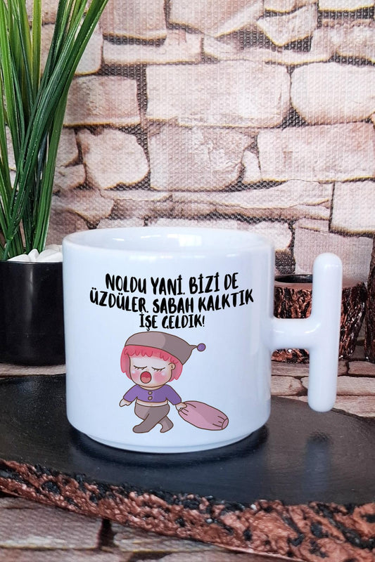 Noldu Yani. Bizi de Üzdüler Sabah Kalktık İşe Geldik Baskılı T Kulplu Latte Fincanı Kupa Bardak