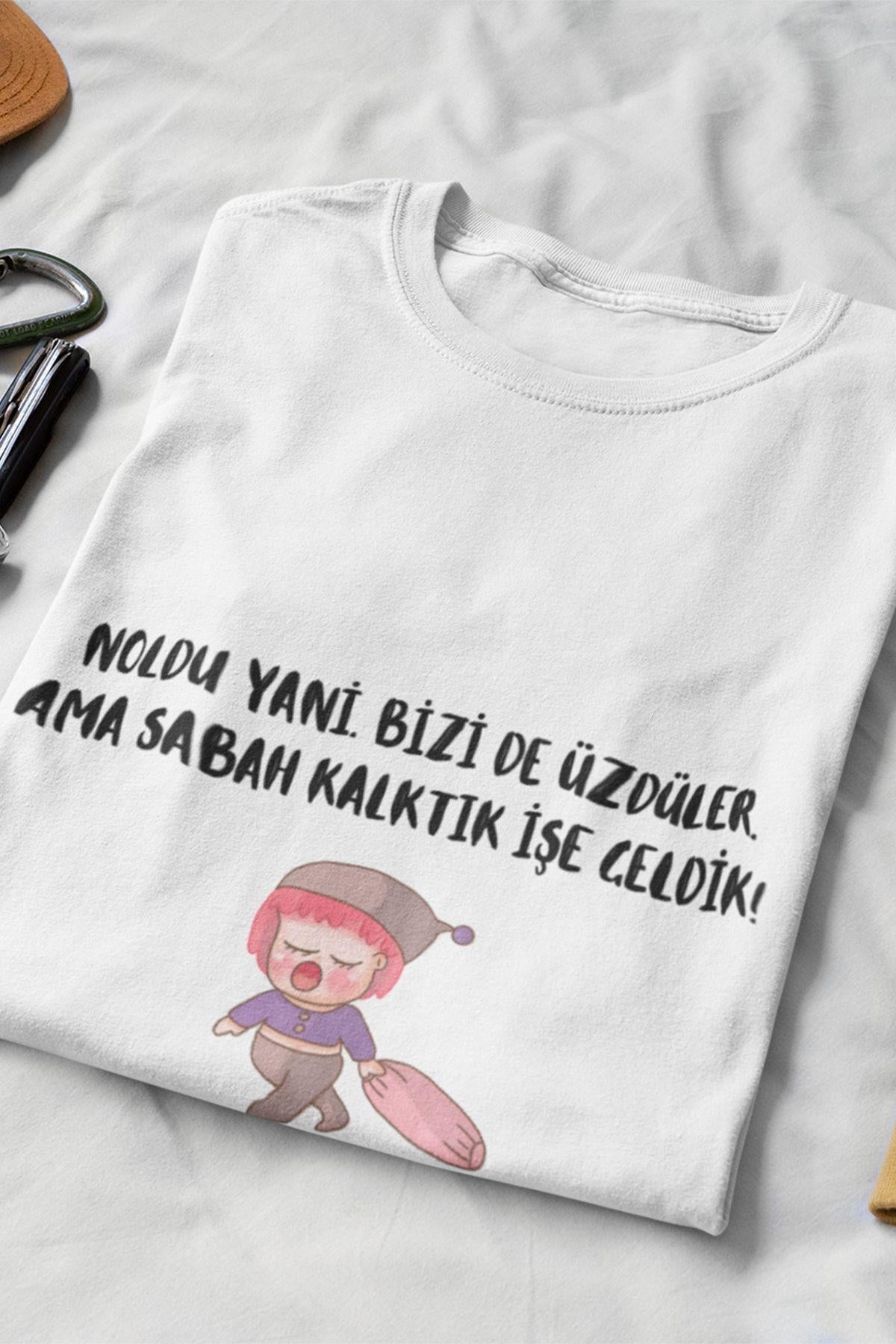 Noldu Yani. Bizi de Üzdüler. Sabah Kalktık İşe Geldik. Baskılı Eğlenceli Beyaz Unisex T-Shirt