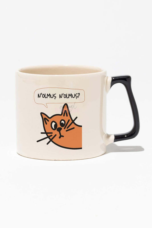 Nolmuş? Meraklı Kedi Eğlenceli Hediyelik Beyaz Baskılı Siyah Kulplu Modern Seramik Kupa