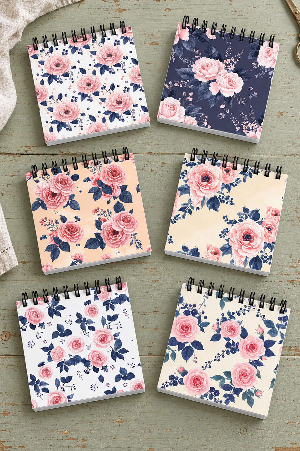 Pembe gul ve lacivert yaprak desenli mini spiral not defterleri