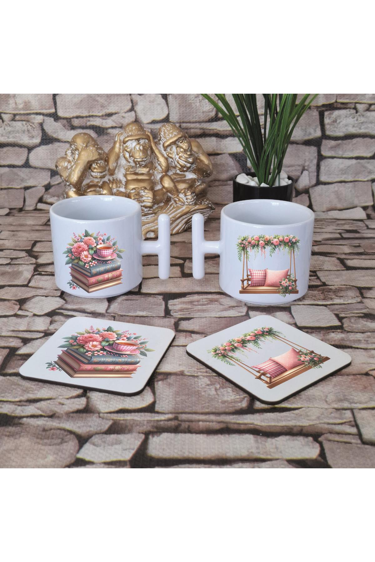 Pembe Kitaplar Baskılı 4'lü Set Ahşap Bardak Altlığı ve Latte Fincanı T Kulplu Kupa Bardak
