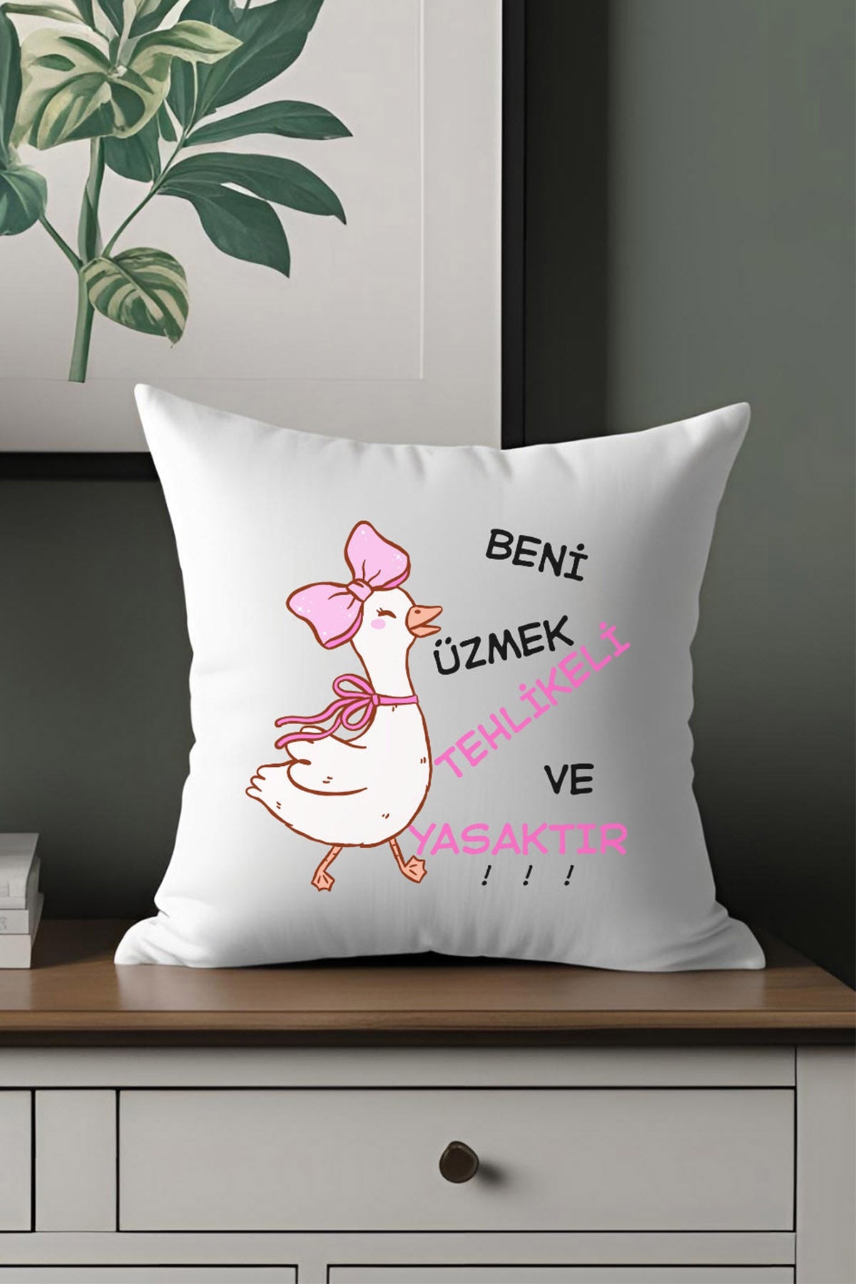 beni-üzmek-tehlikeli-ve-yasaktir-baskili-eglenceli-hediyelik-elyaf-dolgulu-satendekoratifmini-yastik