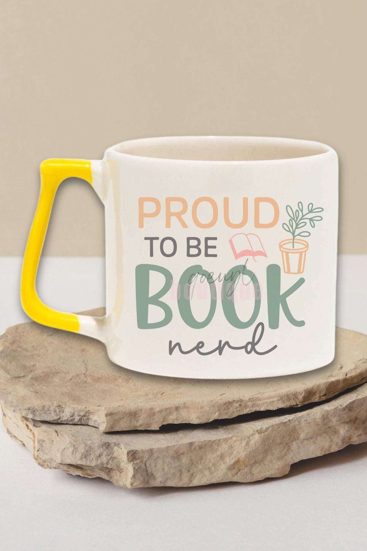 Proud To Be Book Nerd Baskılı Kitap İneği Gururu Hediyelik Sarı Kulplu Kupa Bardak