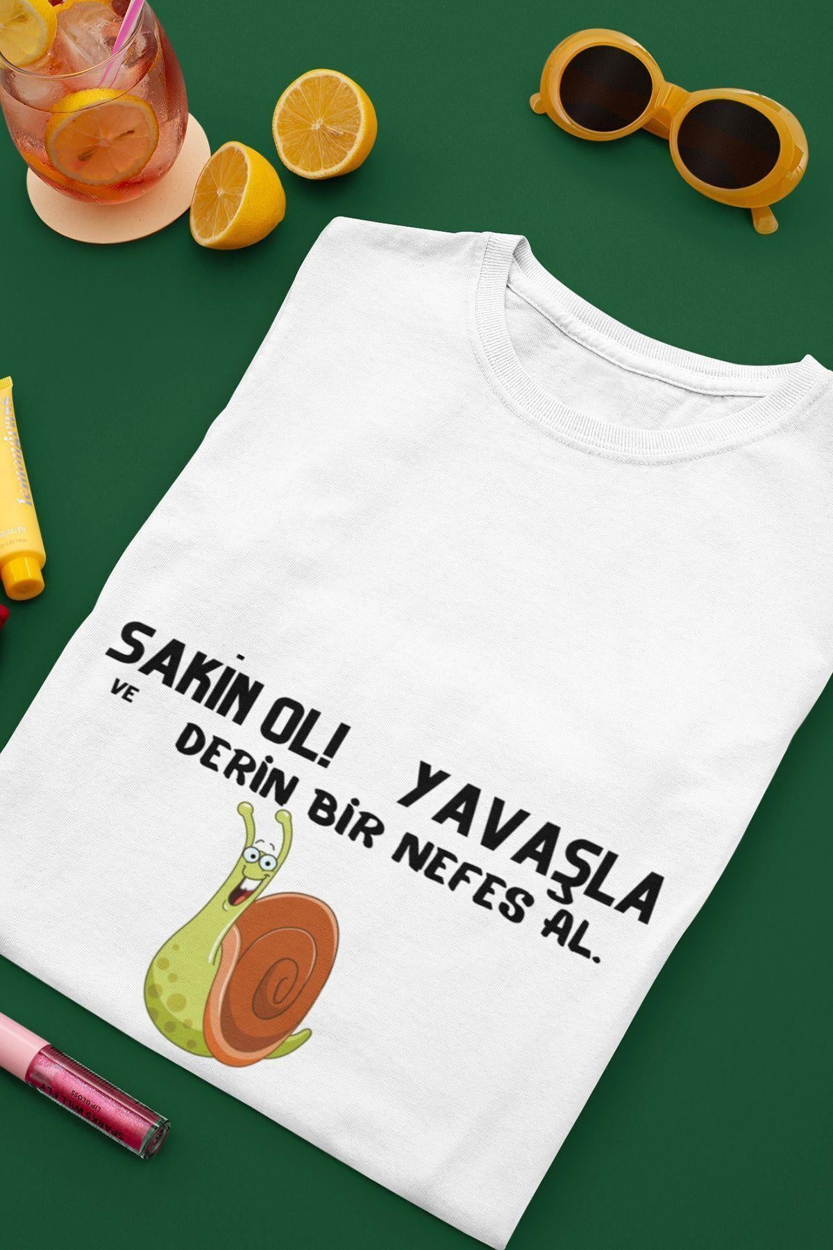 Sakin Ol, Yavaşla ve Derin Bir Nefes Al Baskılı Eğlenceli Motivasyon Hediyelik Beyaz Unisex T-Shirt