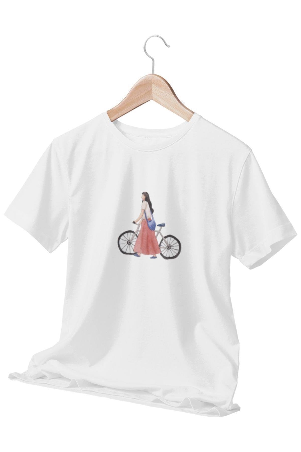 Şehirde Bir Gün' Bisikletli Kız Baskılı Beyaz Kadın T-Shirt