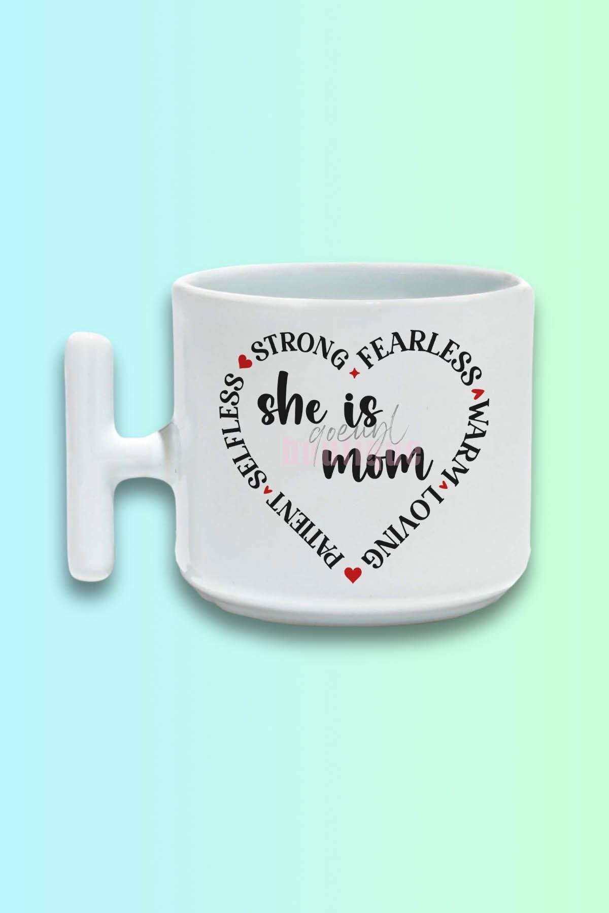 She Is Strong Fearless Loving Mom Baskılı Anneler Günü Hediyelik T Kulplu Latte Fincanı Kupa Bardak