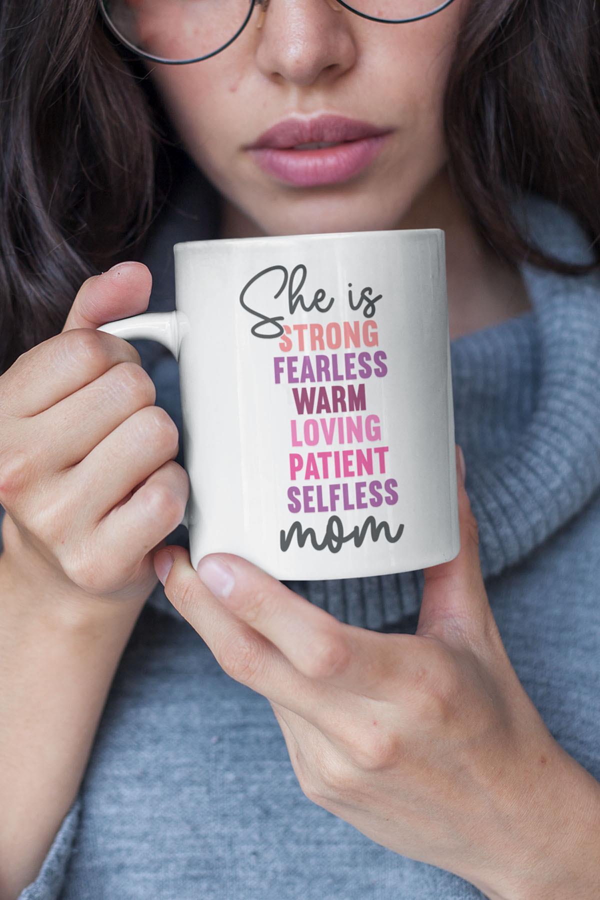 She Is Strong Fearless Warm Loving Mom No:2 Baskılı Anneler Günü Doğum Günü Anne Hediye Kupa Bardak