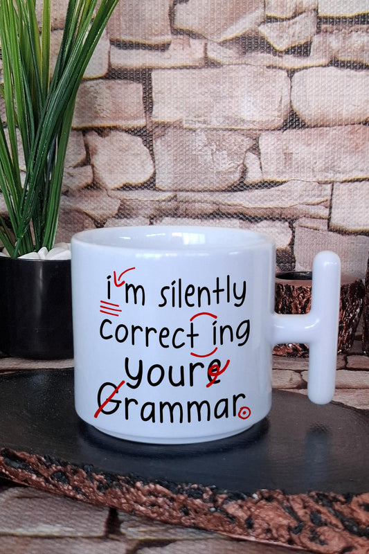 Silently Correcting Your Grammar Baskılı İngilizce Öğretmeni T Kulplu Latte Fincanı Kupa Bardak