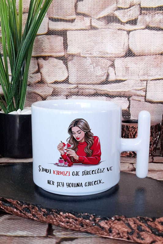 Şimdi Kırmızı Oje Süreceğiz ve Her Şey Yoluna Girecek Baskılı T Kulplu Latte Fincanı Kupa Bardak