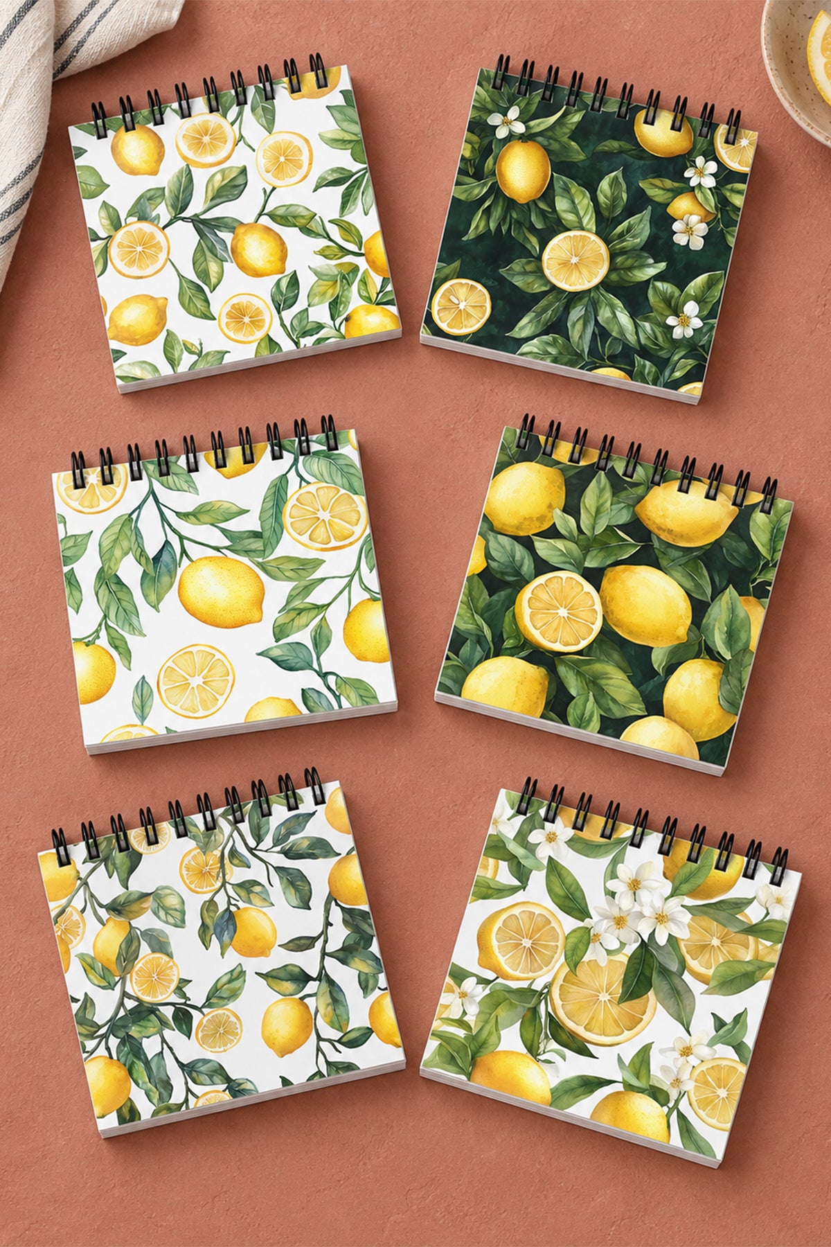 Sari limon limon dilimleri ve yesil yaprak desenli mini spiral not defterleri
