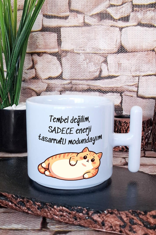 Tembel Değilim Tasarruf Modundayım-Kedi Baskılı Komik Hediyelik T Kulplu Latte Fincanı Kupa Bardak