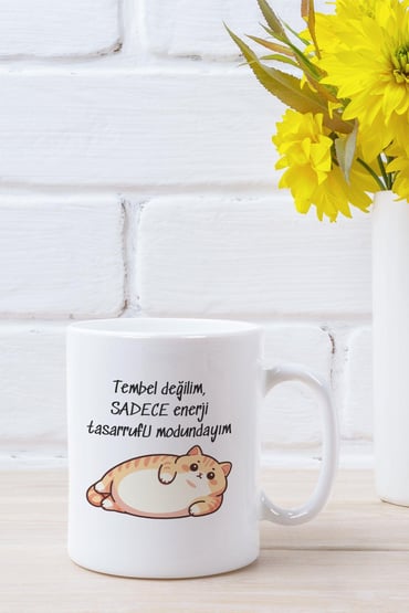 Tembel Değilim Tasarruf Modundayım-Kedi Baskılı Eğlenceli Komik Hediyelik Beyaz Kupa Bardak
