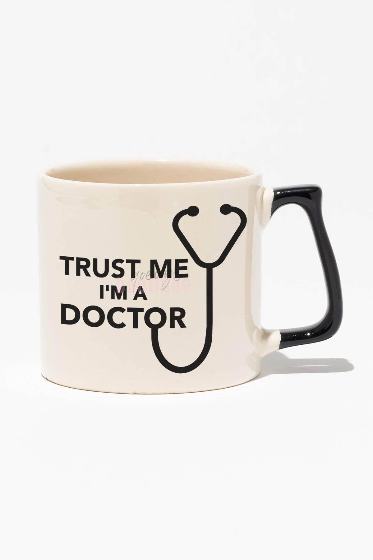 Trust Me I'm A Doctor Baskılı | Doktor Hediyelik | Siyah Kulplu Modern Seramik Kupa