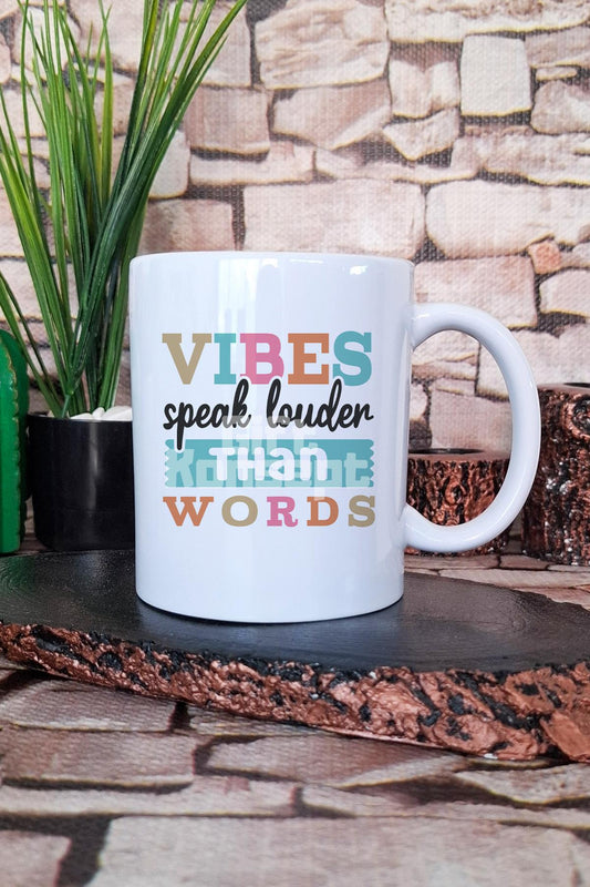 "Vibes speak louder than words" Enerjinin Gücü Hediyelik Baskılı Çay Kahve Sunum Kupa Bardak