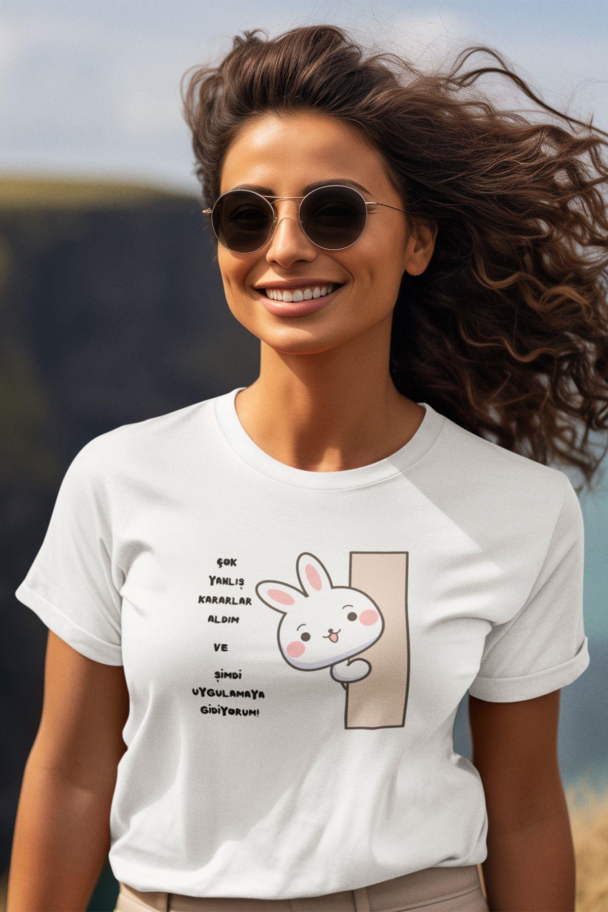 Yanlış Kararlarımı Uygulamaya Gidiyorum-Tavşan Baskılı Eğlenceli Komik Hediyelik Beyaz Kadın T-Shirt