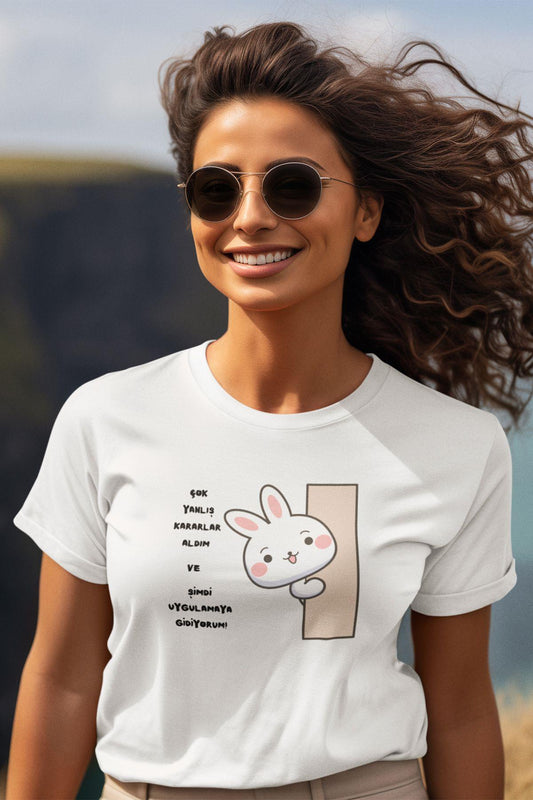 Yanlış Kararlarımı Uygulamaya Gidiyorum-Tavşan Baskılı Eğlenceli Komik Hediyelik Beyaz Kadın T-Shirt