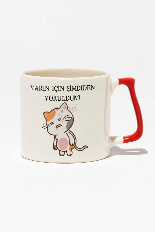 Yarın İçin Şimdiden Yoruldum-Kedi Komik Hediyelik Baskılı Kırmızı Kulplu Modern Seramik Kupa