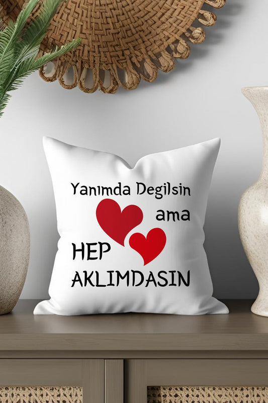 yanimda-degilsin-ama-aklimdasin-kalp-baskili-es-sevgili-arkadas-hediye-saten-mini-dekoratif-yastik