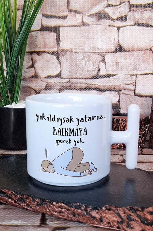 Yıkıldıysak Yatarız. Kalkmaya Gerek Yok Baskılı T Kulplu Latte Fincanı Kupa Bardak