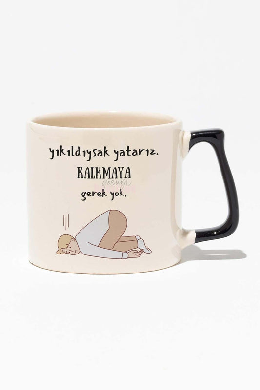 Yıkıldıysak Yatarız. Kalkmaya Gerek Yok Eğlenceli Beyaz Baskılı Siyah Kulplu Modern Seramik Kupa
