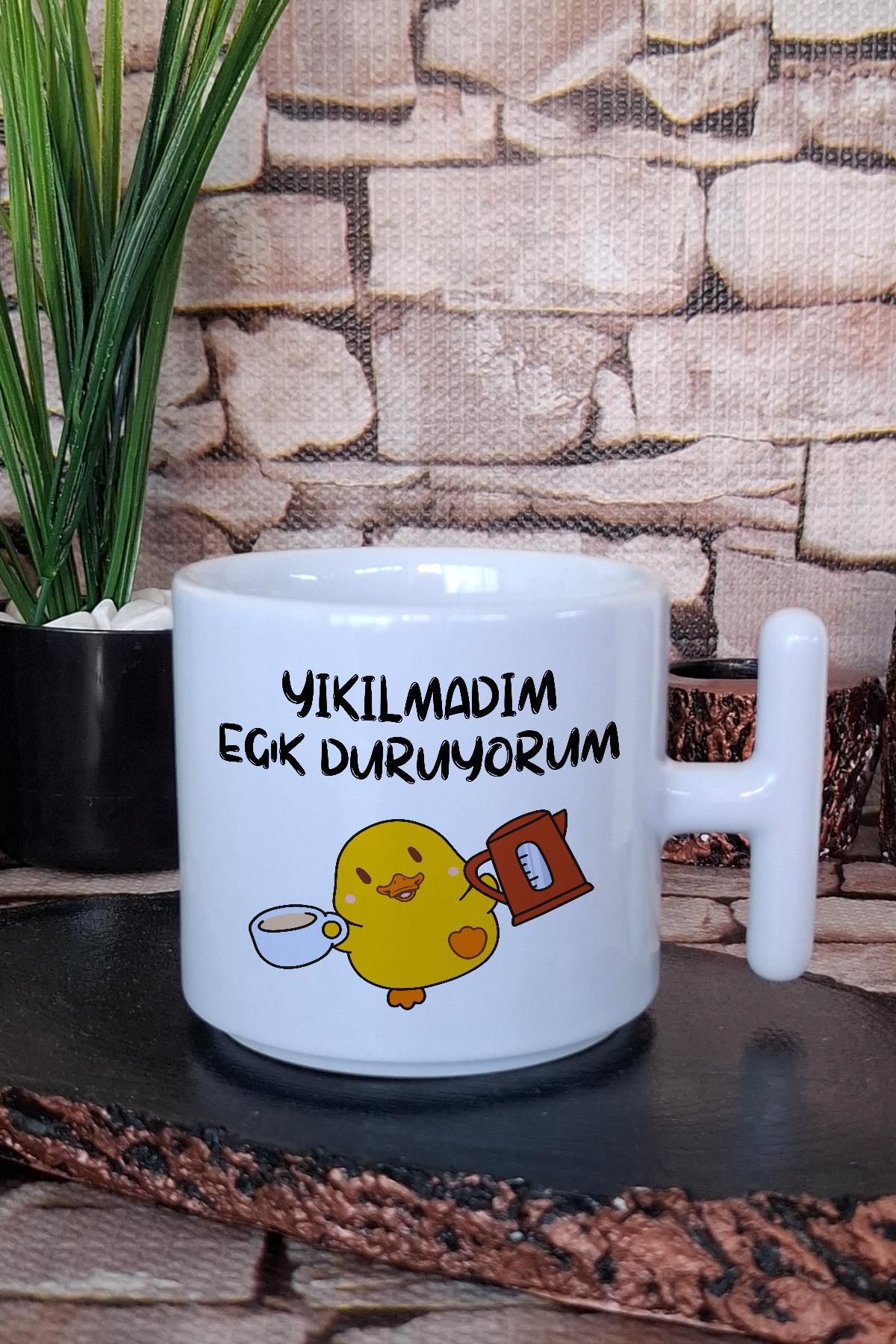 Yıkılmadım Eğik Duruyorum Yazılı Civciv Baskılı Komik Hediyelik T Kulplu Latte Fincanı Kupa Bardak